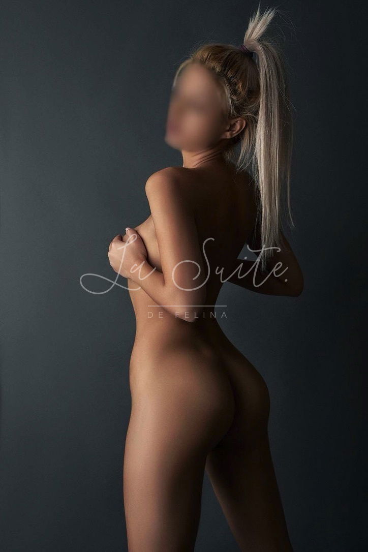 Escort rubia en Barcelona para sexo, completamente desnuda, Vanessa