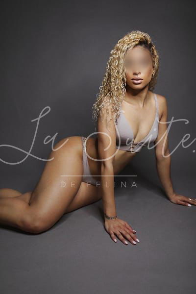 Escort de lujo venezolana en Barcelona para GFE, en lencería, Cloe