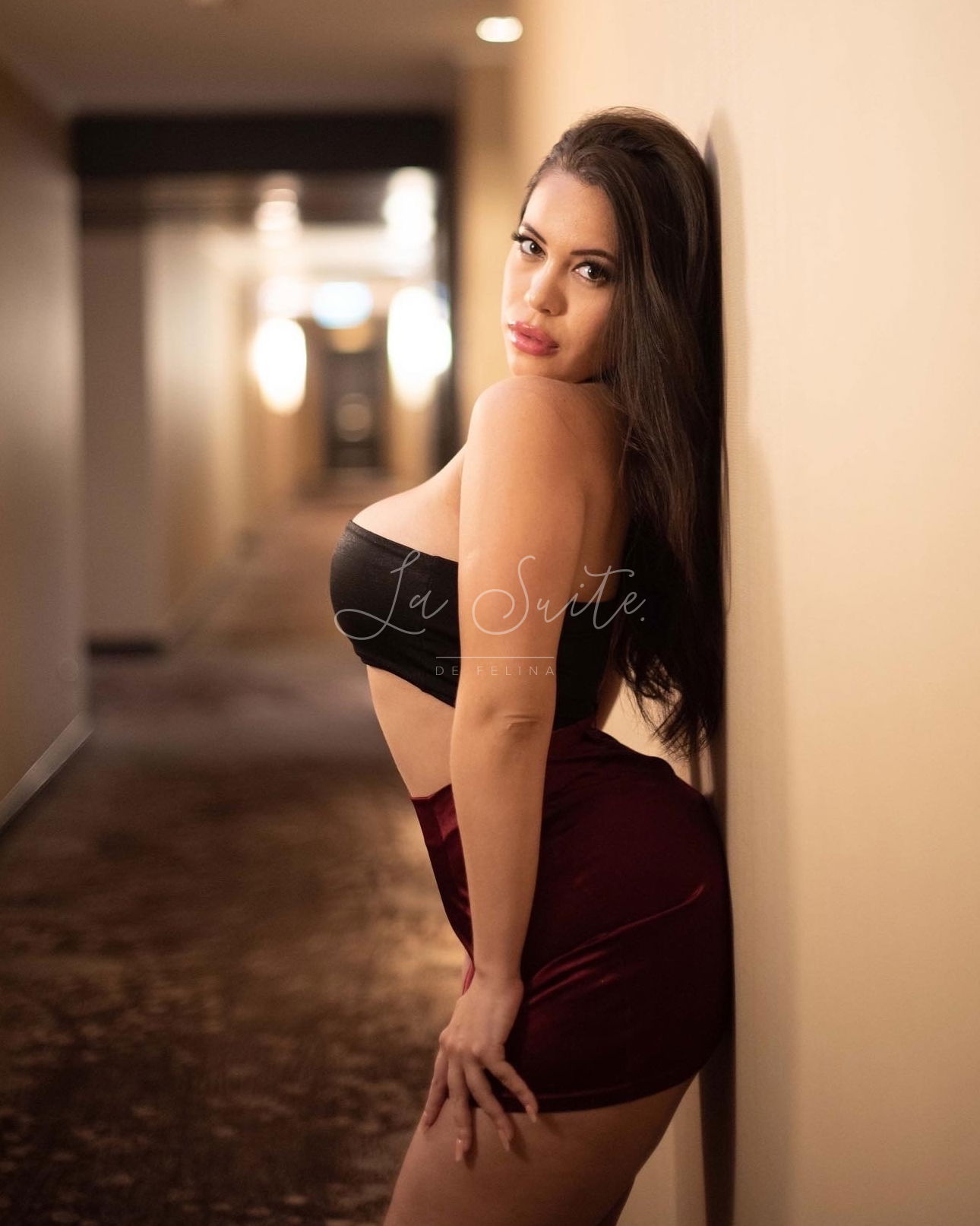 Argentinian escort to squirt in Barcelona, with a black top. Light
