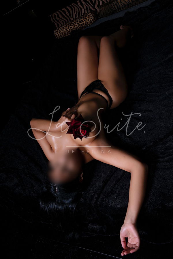 Luxury escort for oral sex in Barcelona, artistic nude. Penelope