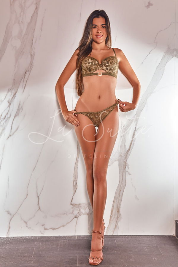 Giovane escort in lingerie verde in posa a La Suite Barcelona, Carol