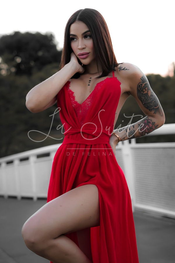 Escort de lujo con lencería lila en La Suite Barcelona, Julia