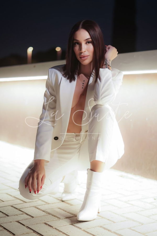 Escort de lujo traviesa en La Suite Barcelona, para GFE, Julia